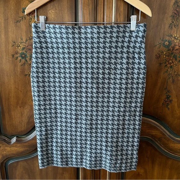 CHAPS ~new~Stretch Knit Houndstooth Gray Knee Length Pencil Skirt in size Medium - Picture 1 of 9